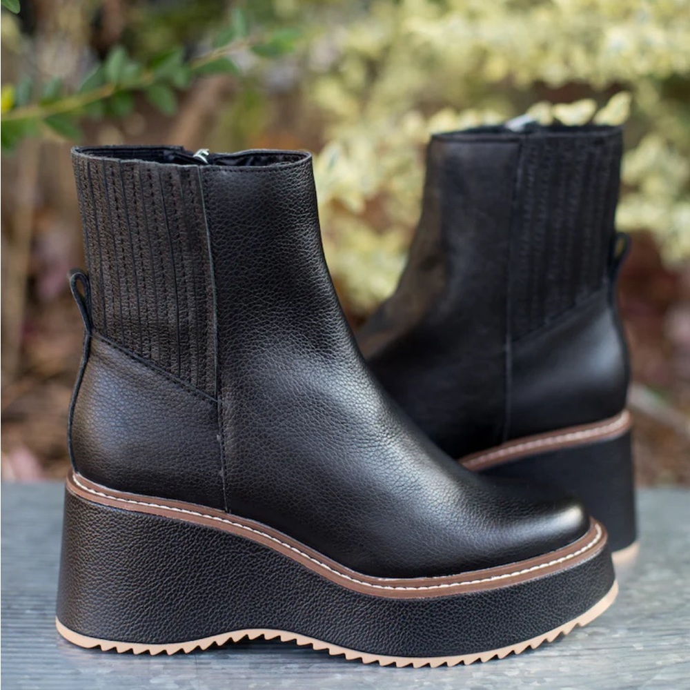 Like new! Dolce Vita Hilde Boots. Black. Size 6.